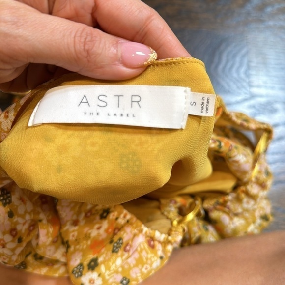 ASTR The Label Ruched Sleeve Sweetheart Top Ditsy Floral mustard size Small - Picture 5 of 5